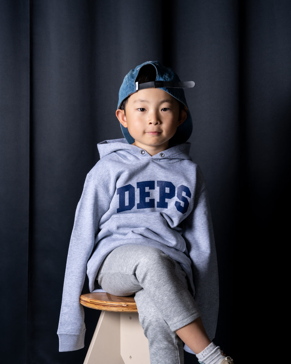 deps ARCH LOGO KIDZ SWEAT SHIRT【GRAY】 – DEPS online