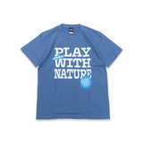 deps PLAY WITH NATURE TEE【HAZY BLUE】