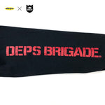 DEPS BRIGADE SHIELD LOGO L/S TEE【BLACK/RED】